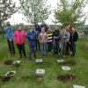 Sedmáci odkryli na školní zahradě hřbitov odpadků